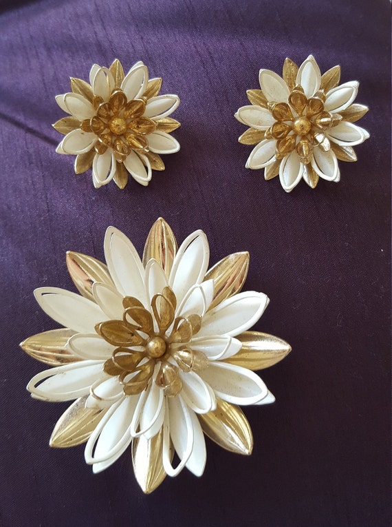 Sarah Coventry"Water Lilly" Brooch and Earring Se… - image 2