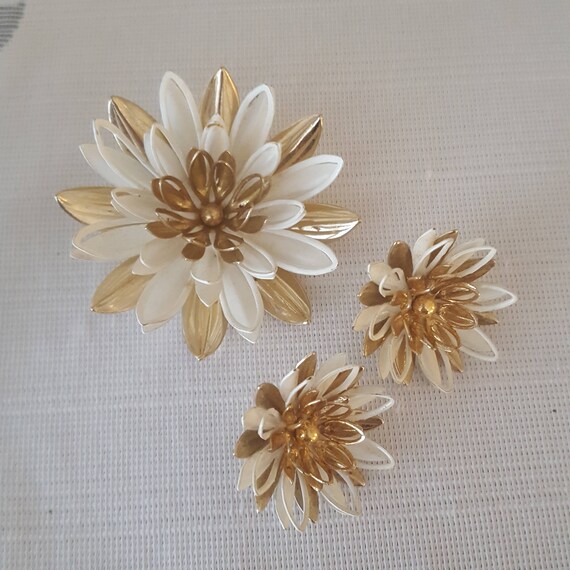 Sarah Coventry"Water Lilly" Brooch and Earring Se… - image 3