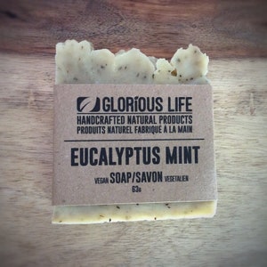 Jabón de eucalipto y menta: una barra unisex suave, hidratante y refrescante para manos, cuerpo y rostro, de origen vegetal y ecológica.