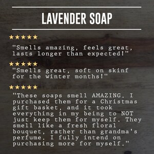 Puede incluir: Un primer plano de un letrero de madera con el texto "LAVENDER SOAP" en letras blancas. El letrero est&aacute; decorado con cinco estrellas doradas y tres rese&ntilde;as de clientes que elogian el aroma, la textura y la duraci&oacute;n del jab&oacute;n.
