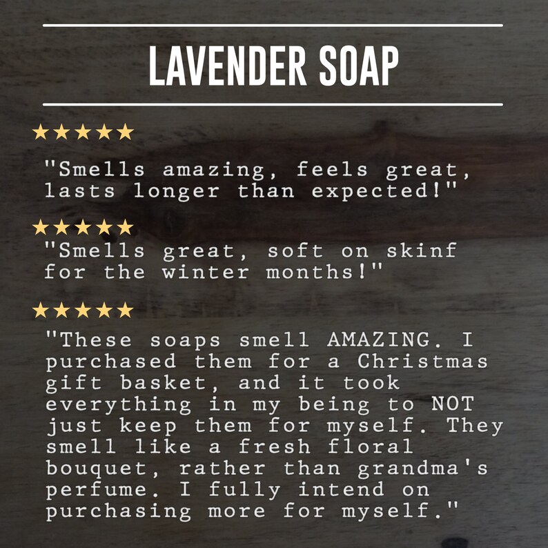 Puede incluir: Un primer plano de un letrero de madera con el texto "LAVENDER SOAP" en letras blancas. El letrero est&aacute; decorado con cinco estrellas doradas y tres rese&ntilde;as de clientes que elogian el aroma, la textura y la duraci&oacute;n del jab&oacute;n.