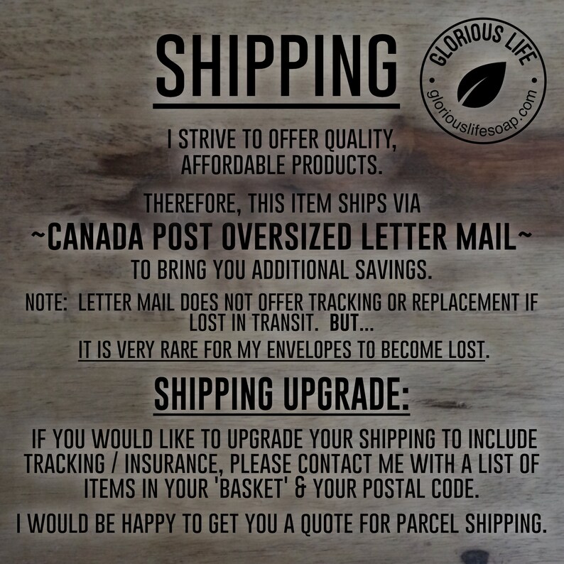 Puede incluir: Texto sobre un fondo de madera que explica las opciones de env&iacute;o para el correo de tama&ntilde;o grande de Canada Post. El texto indica que el art&iacute;culo se env&iacute;a a trav&eacute;s del correo de tama&ntilde;o grande de Canada Post para obtener ahorros adicionales. Tambi&eacute;n se observa que el correo ordinario no ofrece seguimiento ni reemplazo si se pierde en tr&aacute;nsito, pero es muy raro que los sobres se pierdan. El texto tambi&eacute;n ofrece una opci&oacute;n de actualizaci&oacute;n de env&iacute;o para incluir seguimiento y seguro.
