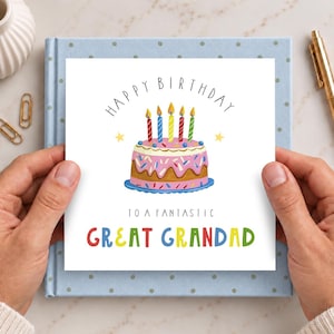 Op de afbeelding: Een vierkante wenskaart met een witte achtergrond en een roze verjaardagstaart met vijf brandende kaarsjes. De tekst luidt Happy Birthday to a fantastic Great Grandad in kleurrijke letters met kleine gele sterren.