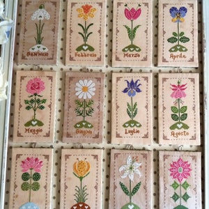Één Jaar in De regeling van de bloem (met maanden die in het Engels, Italiaans, Frans en Duits schrijven)- Document of PDF formaat op verzoek