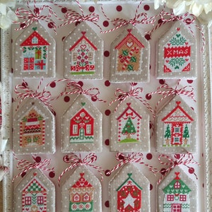 Het patroon 'Nails come Home for Christmas' (12 naaldhuizen en alles in het Italiaans, Engels en Frans) Op aanvraag verkrijgbaar in papier of PDF-formaat