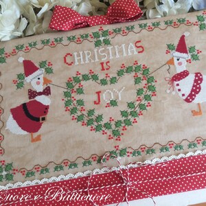 Schema Christmas is Joy Oche Nr. 1/4 Serie Advent in the Farm inglese, italiano e francese Formato cartaceo o PDF su richiesta immagine 2
