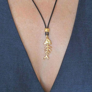 Collana lunga &quot;Sardela&quot; con pesce egeo in oro martellato su cordino nero cerato - Prodotta in Grecia