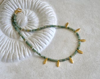 GAIA-halsband med grön mossagat och hamrat guld
