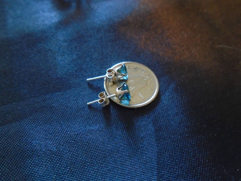 See Descriptions Below LOT 9 \u2013 5 Vintage Items 2 Pair of Earrings 1 Ring \u2013 1 Pendant \u2013 1 Necklace