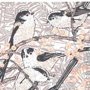 Op de afbeelding: Een zwart-wit linosnede van vier staartmezen die op takken van een lijsterbes zitten. De vogels zijn realistisch afgebeeld, met hun kenmerkende lange staarten en zwarte kapjes. De achtergrond is lichtgrijs met een patroon van bladeren en bessen. De print is getiteld "Long Tailed Tits in Sorbus."