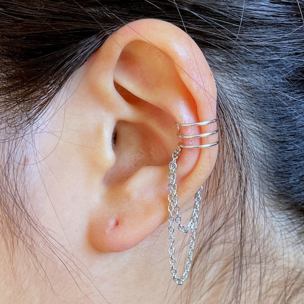 11) Sem furo na orelha. Brinco de pressão com três aros e corrente dupla. Prata de lei 925, banhado a ouro 14K.