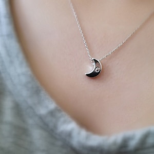 175) Collar de amuleto de luna creciente con su propia inicial