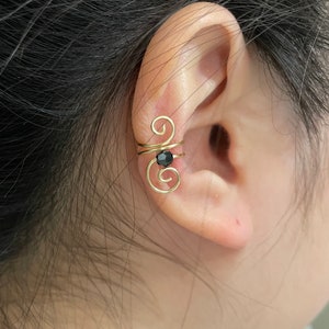 91) Ear Cuff sin piercing en forma de remolino con cuentas de Swarovski. Ear cuff minimalista. Brazalete de aire falso