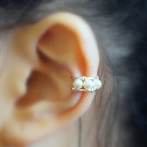 56)No piercing three Swarovski Pearls Ear Cuff. Minimalist ear cuff