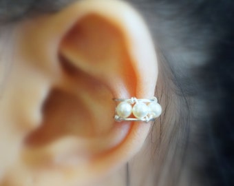 56)No piercing three Swarovski Pearls Ear Cuff. Minimalist ear cuff