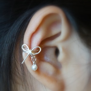 76) Nicht durchbohrte süße Schleife Ear Cuff mit Perle. Minimalistische Ohrmanschette