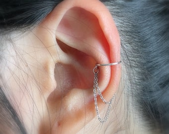 41) Geen piercing, één band en dubbele kettingoormanchet. Minimalistische oormanchet.