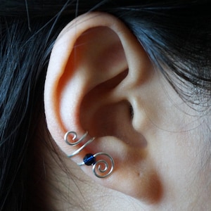 86)Zilveren Swirl Swarovski zonder piercing met kraaloormanchet. Minimalistische nep-oormanchet