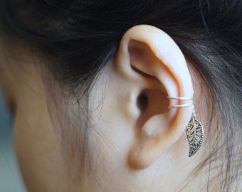 81)Non-Pierced LEAF EAR CUFF. Minimalist ear cuff