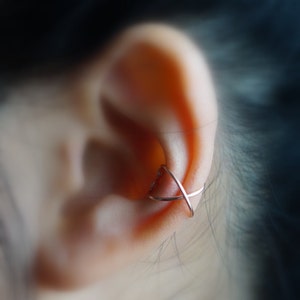 137)Minimalistische oormanchet. Geen piercing Criss Cross Ear Cuff - 14k Rose Gold gevuld, Rose Gold Plated