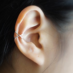118) Keine Piercing-Cross-Cross-Ohrmanschette. Ohrmanschette aus Sterlingsilber. Goldgefüllt. Minimalistischer Ohrschmuck.