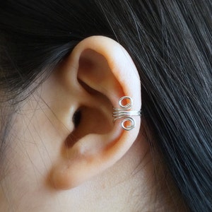 38) Sin piercing Double Swirl Ear Cuff. Manguito minimalista para los oídos