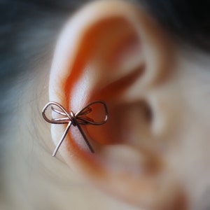 75) Nicht durchbohrte niedliche Schleife Ear Cuff. Minimalistische Ohrmanschette. schlichter Ohrring