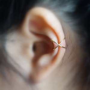 138) Minimalistische oormanchet. Geen piercing Criss Cross Ear Cuff - 14K goud gevuld, verguld.