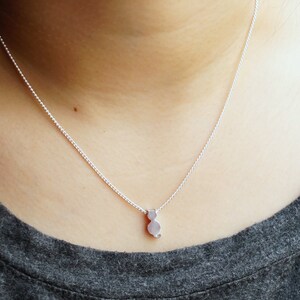157) Collana con ciondoli a forma di gattino carino e delicato