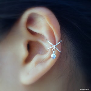 121) Geen piercing Criss Cross met Swarovski Shiny Bead Dangle Ear Cuff. Minimalistische oormanchet