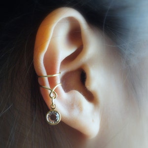 154) Geen piercing Eenvoudige oormanchet met geboortestenen van Swarovski-kristal. *Goudkleur* Minimalistische oormanchet