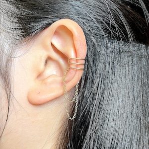 94) Geen piercing, 14k goudgevulde drievoudige banden en oormanchet met dubbele ketting. Minimalistische nep-oormanchet