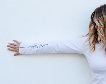 Weißes Bella Canvas Langarm-T-Shirt, Natur inspiriertes Design
