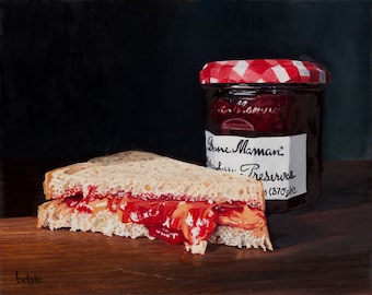 Puede incluir: Pintura de un sándwich de mantequilla de cacahuete y mermelada junto a un tarro de conservas de fresa Bonne Maman. El tarro tiene una tapa a cuadros rojos y blancos. El sándwich está cortado por la mitad, con mermelada saliendo.