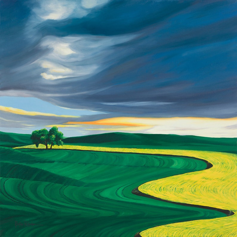 Op de afbeelding: Een schilderij van een glooiend groen veld met een enkele boom in het midden. De lucht is blauw met witte wolken en een gele zonsondergang.