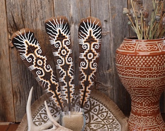 Portal de luz: chacana de plumas pintadas de oro y blanco // abanico de plumas de pavo // limpieza // oración // sanación // baile // bendición // ritual // varita de plumas