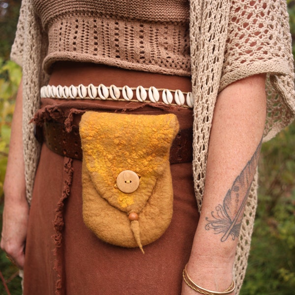 La lumière du soleil dans une poche.:. trousse à pharmacie en laine mérinos et soie//bouton en bois//accessoires bohème/chaman/ceinture NON incluse