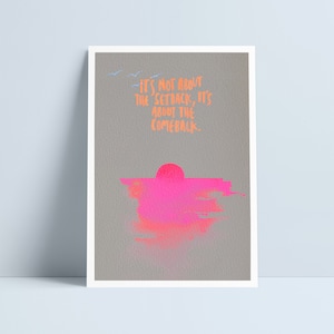 Könnte beinhalten: Ein motivierendes Zitat auf grauem Hintergrund mit einer Grafik eines rosa und orangen Sonnenuntergangs. Das Zitat lautet: "Es geht nicht um den Rückschlag, sondern um das Comeback."