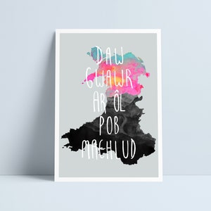 Puede incluir: Una impresi&oacute;n de acuarela del contorno de Gales con un cielo de puesta de sol colorido y la frase galesa "Daw Glawr Ar &Ocirc;l Pob Machlud" en texto blanco.