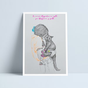 Puede incluir: Un dibujo en blanco y negro de una persona sosteniendo un gato negro. La persona lleva una camisa naranja claro y pantalones vaqueros azules. El gato tiene esmalte de uñas rosa en sus patas. El texto "Ni wnai llgygadau yn gyth yn llgygadau y gath" está escrito en rosa en la parte superior de la imagen.