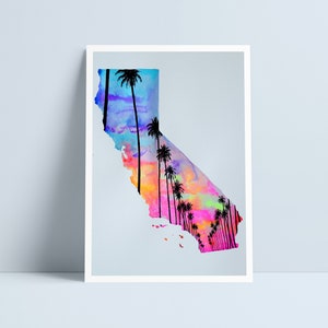 Puede incluir: Una pintura de acuarela del estado de California con un cielo de puesta de sol y palmeras. El cielo es un degradado de rosa, naranja, amarillo y azul. Las palmeras están silueteados contra el cielo.