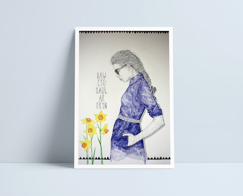 May include: A black and white drawing of a person wearing a purple dress and sunglasses. The person is standing next to a cluster of yellow daffodils. The text "DAW ETO HAUL AR FRYN" is written on the left side of the image.