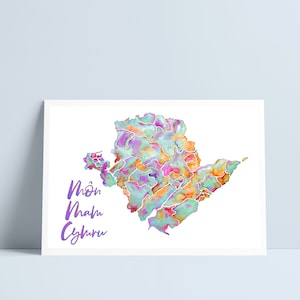 Puede incluir: Una pintura de acuarela de un mapa de la isla de Mohon, Maine, con el nombre de la isla escrito en letras moradas.