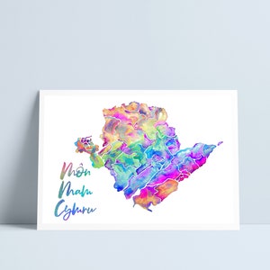 Mapa de Anglesey - 'Môn Mam Cymru' Arco iris tonos grabados por Niki Pilkington