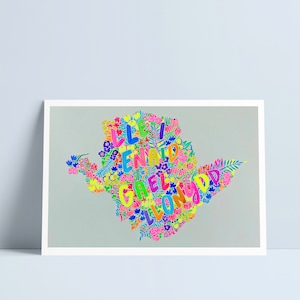 Puede incluir: Una ilustración colorida de un mapa del Reino Unido con las palabras "Hola" y "Bueno" escritas en un diseño floral.