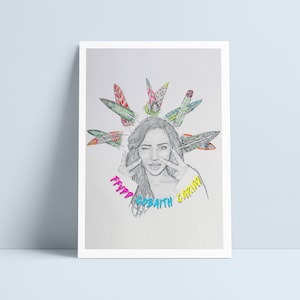 Puede incluir: Un dibujo a lápiz en blanco y negro de una mujer con plumas de colores alrededor de la cabeza. La mujer sonríe y hace el signo de la paz con los dedos. Las palabras "F*** GYSATH LARTAN" están escritas en letras de colores debajo de ella.