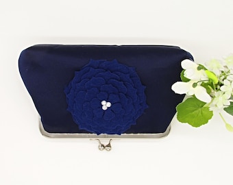 Handgefertigte Marine Satin Clutch mit Rosette: Braut Abendtasche