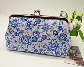 Bolso de mano floral azul marino hecho a mano: bolso de noche con cierre de broche plateado