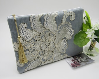 IJsblauwe geborduurde zijden clutch: handgemaakte portemonnee met bloemenrits