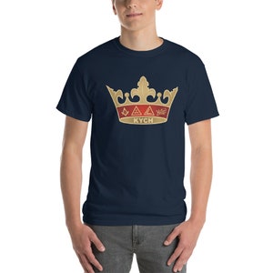 Puede incluir: Una camiseta azul marino con un gráfico de corona dorada que presenta tres triángulos rojos y el texto "KYCH".